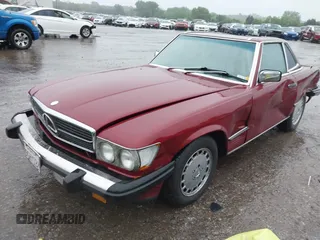 1986 Mercedes-Benz 560 SL z VIN WDBBA48D1GA046931, wystawiony jako IAAI lot #42150091 z przebiegiem 132 030 mil mil oraz . Historia ofert i sprzedaży dostępna na DreamBid. Obrazek 2.