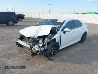 2022 Toyota Camry SE z VIN 4T1T11AK6NU622176, wystawiony jako IAAI lot #41876802 z przebiegiem 56 631 mil mil oraz . Historia ofert i sprzedaży dostępna na DreamBid. Obrazek 2.