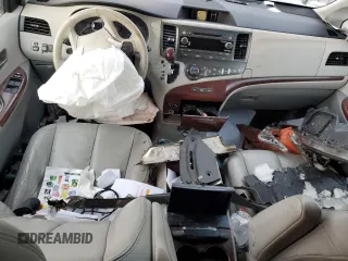 2011 Toyota Sienna XLE z VIN 5TDDK3DC2BS023443, wystawiony jako Copart lot #88552205 z przebiegiem Nie podano mil oraz Nie do naprawy • Non repairable. Historia ofert i sprzedaży dostępna na DreamBid. Obrazek 8.