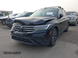 2023 Volkswagen Tiguan S z VIN 3VVRB7AX7PM036833, wystawiony jako IAAI lot #41827631 z przebiegiem 43 383 mil mil oraz . Historia ofert i sprzedaży dostępna na DreamBid. Obrazek 17.