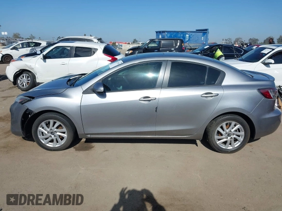 2013 Mazda 3 i Grand Touring z VIN JM1BL1WP0D1736124, wystawiony jako IAAI lot #42271018 z przebiegiem 124 478 mil mil oraz . Historia ofert i sprzedaży dostępna na DreamBid. Obrazek 14.
