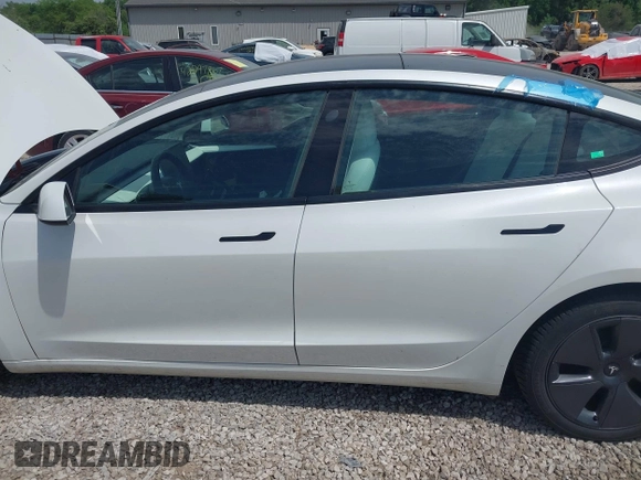 2022 Tesla Model 3 Long Range z VIN 5YJ3E1EB4NF165427, wystawiony jako IAAI lot #42290413 z przebiegiem 73 493 mil mil oraz . Historia ofert i sprzedaży dostępna na DreamBid. Obrazek 14.