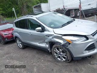 2015 Ford Escape Titanium z VIN 1FMCU9J91FUA85771, wystawiony jako IAAI lot #42306986 z przebiegiem 135 787 mil mil oraz . Historia ofert i sprzedaży dostępna na DreamBid. Obrazek 13.