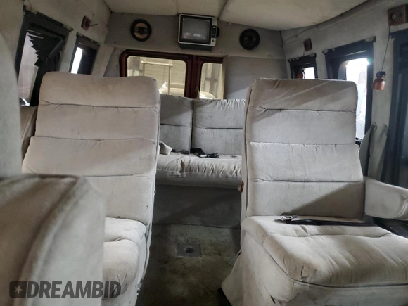 1984 GMC Van z VIN 1GTEG25H4E7502536, wystawiony jako Copart lot #47927325 z przebiegiem 221 722 mil mil oraz Szkody całkowita. Historia ofert i sprzedaży dostępna na DreamBid. Obrazek 10.