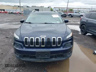 2014 Jeep Cherokee Altitude z VIN 1C4PJMCS4EW178143, wystawiony jako IAAI lot #42337462 z przebiegiem 240 796 mil mil oraz . Historia ofert i sprzedaży dostępna na DreamBid. Obrazek 11.