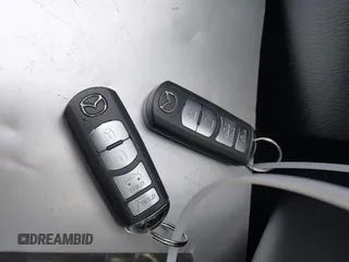 2018 Mazda 3 Touring z VIN 3MZBN1V33JM276803, wystawiony jako IAAI lot #42100422 z przebiegiem 41 802 mil mil oraz . Historia ofert i sprzedaży dostępna na DreamBid. Obrazek 11.