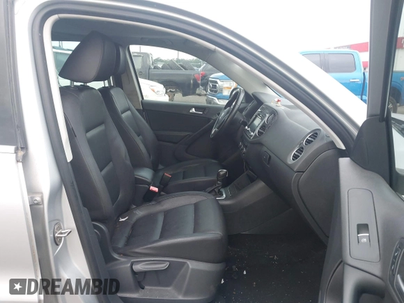2012 Volkswagen Tiguan SE z VIN WVGAV7AX4CW520340, wystawiony jako IAAI lot #42294414 z przebiegiem 120 009 mil mil oraz . Historia ofert i sprzedaży dostępna na DreamBid. Obrazek 5.