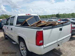 2005 GMC Sierra 1500 SLE with VIN 2GTEK13T851151711, listed as a IAAI auction lot 41964392 with 202,073 mi miles. Bid and sale history available at carsss.com. Image 3.