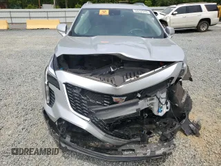 2021 Cadillac XT4 FWD Premium Luxury z VIN 1GYFZCR40MF000293, wystawiony jako Copart lot #58710565 z przebiegiem 49 721 mil mil oraz Szkody całkowita. Historia ofert i sprzedaży dostępna na DreamBid. Obrazek 5.