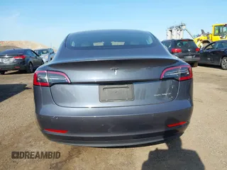 2022 Tesla Model 3 Long Range z VIN 5YJ3E1EB2NF183893, wystawiony jako IAAI lot #42130396 z przebiegiem 25 552 mil mil oraz . Historia ofert i sprzedaży dostępna na DreamBid. Obrazek 16.