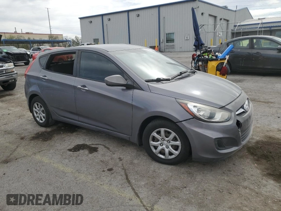 2013 Hyundai Accent GS z VIN KMHCT5AEXDU132351, wystawiony jako Copart lot #57257785 z przebiegiem 91 426 mil mil oraz Szkoda całkowita • Salvage title. Historia ofert i sprzedaży dostępna na DreamBid. Obrazek 4.
