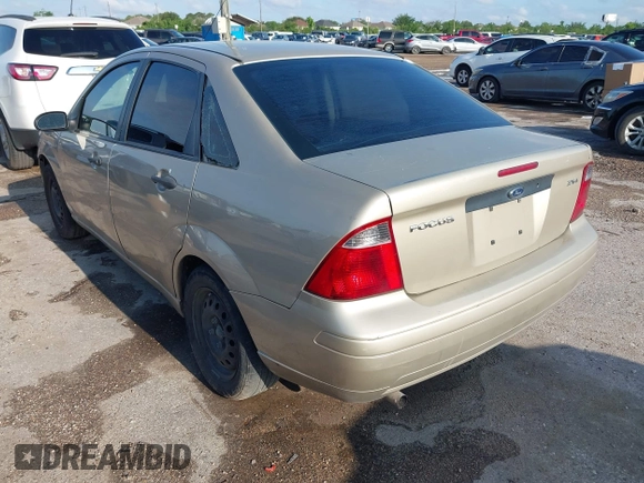 2006 Ford Focus S z VIN 1FAFP34N86W233472, wystawiony jako IAAI lot #42154557 z przebiegiem 150 143 mil mil oraz . Historia ofert i sprzedaży dostępna na DreamBid. Obrazek 3.