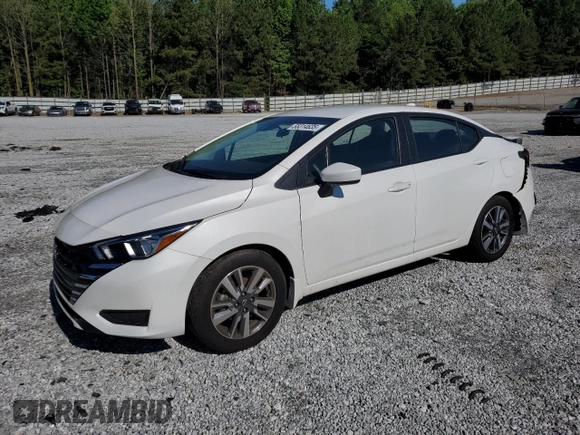 2024 Nissan Versa SV z VIN 3N1CN8EV6RL877256, wystawiony jako Copart lot #55314635 z przebiegiem 4 750 mil mil oraz Szkoda całkowita • Salvage title. Historia ofert i sprzedaży dostępna na DreamBid. Obrazek 1.