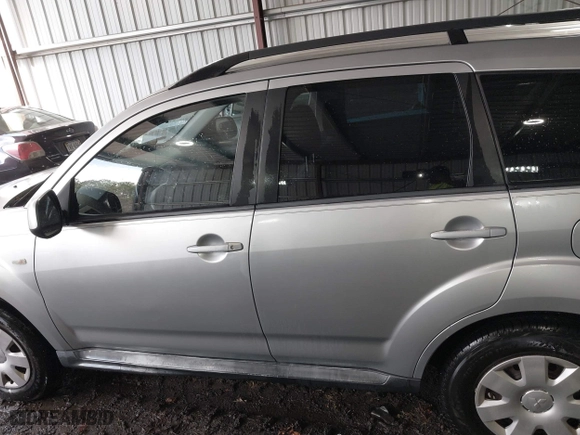2011 Mitsubishi Outlander ES with VIN JA4AS2AW4BU025549, listed as a IAAI auction lot 41837460 with 98,647 mi miles. Bid and sale history available at carsss.com. Image 14.