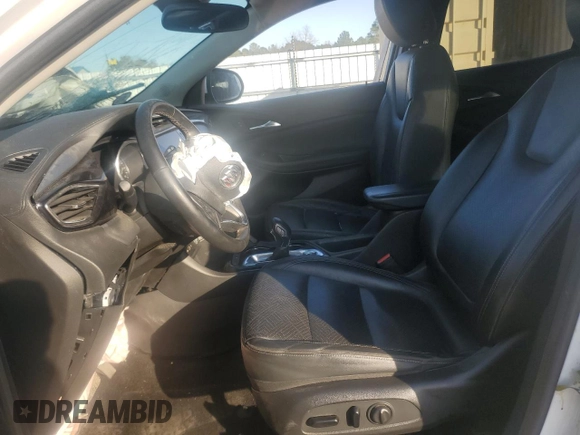 2021 Buick Encore GX Essence z VIN KL4MMFSL0MB179306, wystawiony jako Copart lot #87727245 z przebiegiem 70 332 mil mil oraz Nie do naprawy • Non repairable. Historia ofert i sprzedaży dostępna na DreamBid. Obrazek 7.