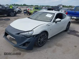 2017 Toyota 86 z VIN JF1ZNAA12H9701111, wystawiony jako IAAI lot #42016381 z przebiegiem 58 948 mil mil oraz . Historia ofert i sprzedaży dostępna na DreamBid. Obrazek 18.