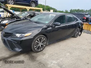 2018 Toyota Camry LE z VIN 4T1B11HK0JU611606, wystawiony jako Copart lot #63581325 z przebiegiem 42 964 mil mil oraz Szkoda całkowita • Salvage title. Historia ofert i sprzedaży dostępna na DreamBid. Obrazek 1.