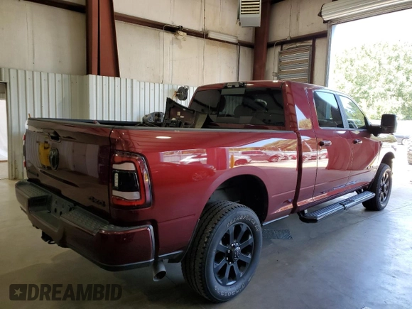 2024 Ram 2500 Laramie z VIN 3C6UR5NL3RG103131, wystawiony jako Copart lot #67840964 z przebiegiem 131 962 mil mil oraz Szkoda całkowita • Salvage title. Historia ofert i sprzedaży dostępna na DreamBid. Obrazek 3.
