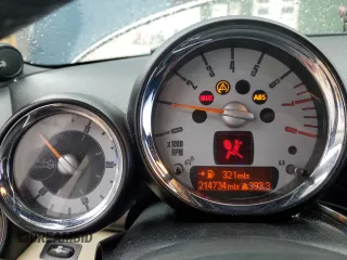 2010 MINI Convertible S z VIN WMWMS3C52ATY50861, wystawiony jako Copart lot #55620135 z przebiegiem 214 734 mil mil oraz Szkoda całkowita • Salvage title. Historia ofert i sprzedaży dostępna na DreamBid. Obrazek 9.
