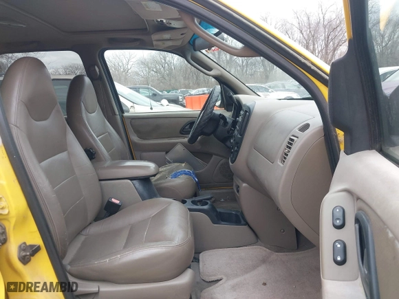 2001 Ford Escape XLT with VIN 1FMYU04171KE58419, listed as a IAAI auction lot 41723939 with 176,759 mi miles. Bid and sale history available at carsss.com. Image 5.