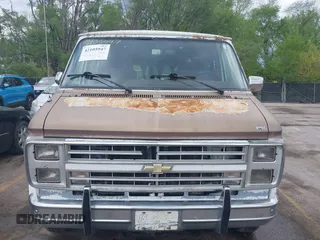 1989 Chevrolet Chevy Van z VIN 1GBEG25K3K7108022, wystawiony jako IAAI lot #42105947 z przebiegiem 51 822 mil mil oraz . Historia ofert i sprzedaży dostępna na DreamBid. Obrazek 6.