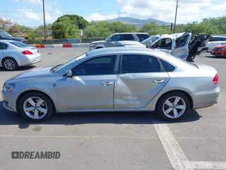 2014 Volkswagen Passat Wolfsburg Edition z VIN 1VWAT7A39EC055174, wystawiony jako IAAI lot #42433368 z przebiegiem 81 321 mil mil oraz . Historia ofert i sprzedaży dostępna na DreamBid. Obrazek 14.