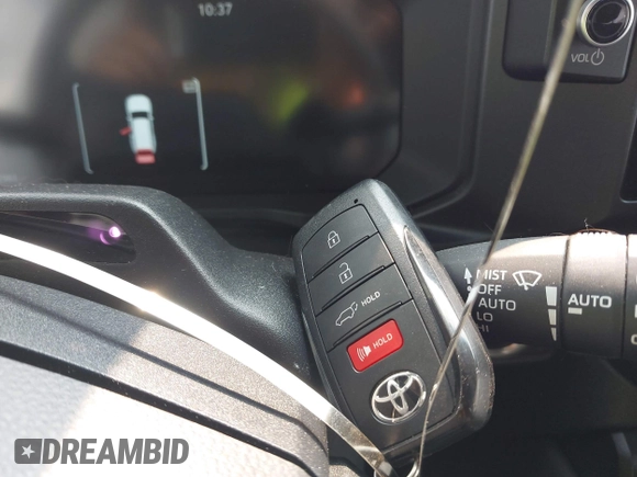 2024 Toyota Land Cruiser z VIN JTEABFAJ3RK018014, wystawiony jako IAAI lot #42404632 z przebiegiem 2 983 mil mil oraz . Historia ofert i sprzedaży dostępna na DreamBid. Obrazek 11.
