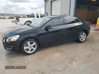 2013 Volvo S60 T5 Premier z VIN YV1612FS1D2207965, wystawiony jako Copart lot #53524305 z przebiegiem 142 117 mil mil oraz Tytuł czysty. Historia ofert i sprzedaży dostępna na DreamBid. Obrazek 1.