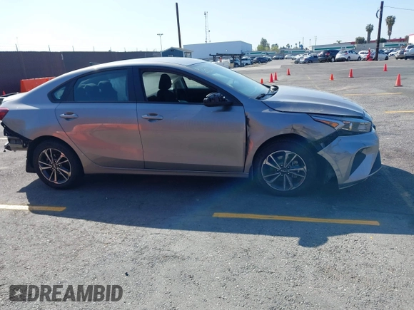 2023 Kia Forte LXS z VIN 3KPF24AD1PE621214, wystawiony jako IAAI lot #41970298 z przebiegiem 35 996 mil mil oraz . Historia ofert i sprzedaży dostępna na DreamBid. Obrazek 13.