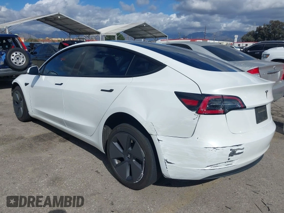 2023 Tesla Model 3 z VIN 5YJ3E1EA6PF488405, wystawiony jako IAAI lot #41570896 z przebiegiem 26 631 mil mil oraz . Historia ofert i sprzedaży dostępna na DreamBid. Obrazek 3.