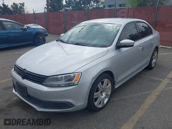 2014 Volkswagen Jetta SE z VIN 3VWD17AJ2EM226153, wystawiony jako IAAI lot #41907079 z przebiegiem 172 595 mil mil oraz . Historia ofert i sprzedaży dostępna na DreamBid. Obrazek 2.