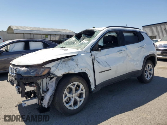 2024 Jeep Compass Latitude z VIN 3C4NJDBN6RT110585, wystawiony jako Copart lot #60543085 z przebiegiem 32 245 mil mil oraz Nie do naprawy • Non repairable. Historia ofert i sprzedaży dostępna na DreamBid. Obrazek 1.