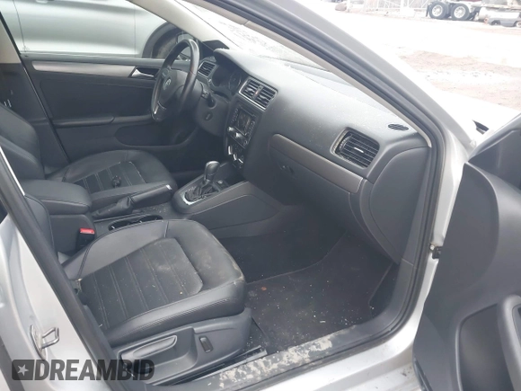 2014 Volkswagen Jetta SEL z VIN 3VWL17AJ4EM442937, wystawiony jako IAAI lot #41577157 z przebiegiem 98 171 mil mil oraz . Historia ofert i sprzedaży dostępna na DreamBid. Obrazek 5.