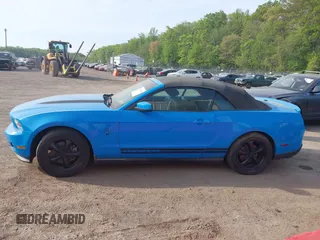 2011 Ford Mustang V6 z VIN 1ZVBP8EM4B5110048, wystawiony jako IAAI lot #42104845 z przebiegiem 141 294 mil mil oraz . Historia ofert i sprzedaży dostępna na DreamBid. Obrazek 14.