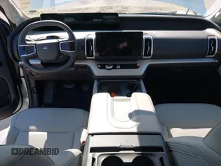 2025 Ford Expedition XLT с VIN 1FMJU1J85SEA23004, выставлен на аукционе IAAI как лот 42395289 с пробегом 1 917 миль миль и . История ставок и продаж доступна на DreamBid. Изображение 21.
