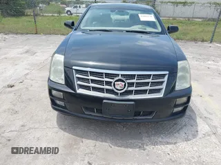 2008 Cadillac STS RWD z VIN 1G6DW67V080113935, wystawiony jako IAAI lot #42093130 z przebiegiem 223 508 mil mil oraz . Historia ofert i sprzedaży dostępna na DreamBid. Obrazek 6.