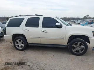 2009 Chevrolet Tahoe LTZ z VIN 1GNFK33089R218771, wystawiony jako IAAI lot #41789581 z przebiegiem 209 247 mil mil oraz . Historia ofert i sprzedaży dostępna na DreamBid. Obrazek 14.