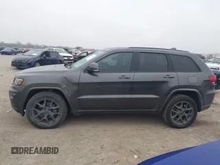 2021 Jeep Grand Cherokee 80th Anniversary z VIN 1C4RJFBGXMC621817, wystawiony jako IAAI lot #41519733 z przebiegiem 60 552 mil mil oraz . Historia ofert i sprzedaży dostępna na DreamBid. Obrazek 14.