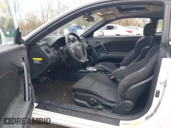 2008 Hyundai Tiburon GS z VIN KMHHM66D58U283273, wystawiony jako IAAI lot #41900097 z przebiegiem 154 013 mil mil oraz . Historia ofert i sprzedaży dostępna na DreamBid. Obrazek 5.