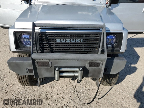 1987 Suzuki Samurai z VIN JS3JC51C3H4186141, wystawiony jako Copart lot #72551804 z przebiegiem 525 030 mil mil oraz Szkoda całkowita • Salvage title. Historia ofert i sprzedaży dostępna na DreamBid. Obrazek 12.
