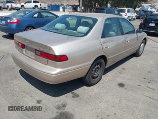 1999 Toyota Camry LE z VIN JT2BG22K1X0369726, wystawiony jako IAAI lot #42354218 z przebiegiem 213 828 mil mil oraz . Historia ofert i sprzedaży dostępna na DreamBid. Obrazek 4.