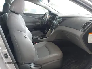 2012 Hyundai Sonata Hybrid z VIN KMHEC4A47CA060132, wystawiony jako IAAI lot #42391529 z przebiegiem 111 293 mil mil oraz . Historia ofert i sprzedaży dostępna na DreamBid. Obrazek 5.