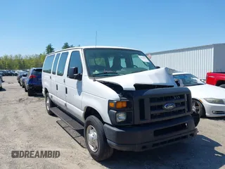 2013 Ford Econoline Passenger XL z VIN 1FBNE3BL8DDA48011, wystawiony jako IAAI lot #42221850 z przebiegiem 74 189 mil mil oraz . Historia ofert i sprzedaży dostępna na DreamBid. Obrazek 1.