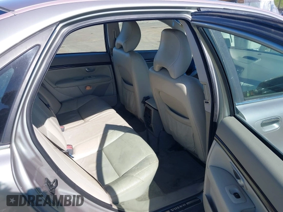 2004 Volvo S80 with VIN YV1TS91Z041376376, listed as a IAAI auction lot 41658074 with 152,894 mi miles. Bid and sale history available at carsss.com. Image 8.