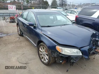 2011 Volvo S80 3.2L with VIN YV1952AS4B1136899, listed as a IAAI auction lot 41621596 with 135,826 mi miles. Bid and sale history available at carsss.com. Image 1.