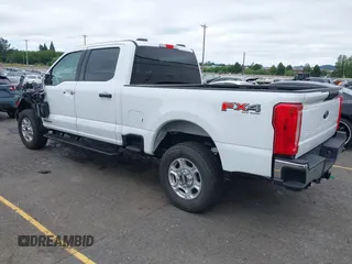 2025 Ford F-250 XL z VIN 1FT7W2BT1SED32938, wystawiony jako IAAI lot #42831510 z przebiegiem 7 496 mil mil oraz . Historia ofert i sprzedaży dostępna na DreamBid. Obrazek 3.