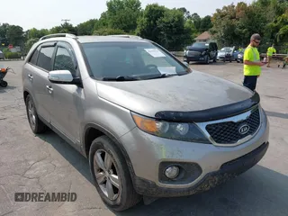 2013 Kia Sorento EX z VIN 5XYKUCA60DG349838, wystawiony jako IAAI lot #42418126 z przebiegiem 163 866 mil mil oraz . Historia ofert i sprzedaży dostępna na DreamBid. Obrazek 1.