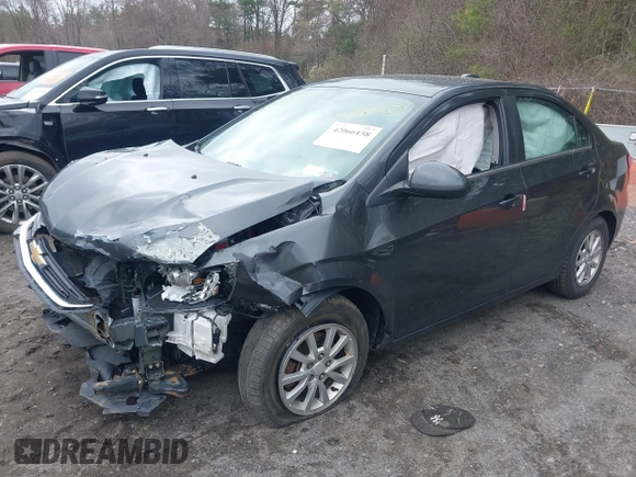 2018 Chevrolet Sonic LT z VIN 1G1JD5SG9J4123931, wystawiony jako IAAI lot #42066158 z przebiegiem 94 959 mil mil oraz . Historia ofert i sprzedaży dostępna na DreamBid. Obrazek 2.