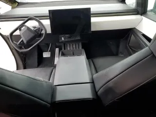2024 Tesla Cybertruck z VIN 7G2CEHED2RA003418, wystawiony jako Copart lot #83414924 z przebiegiem Nie podano mil oraz Nie do naprawy • Non repairable. Historia ofert i sprzedaży dostępna na DreamBid. Obrazek 8.