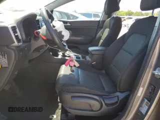 2017 Kia Sportage LX z VIN KNDPMCAC9H7159793, wystawiony jako Copart lot #56603345 z przebiegiem 157 860 mil mil oraz Szkoda całkowita • Salvage title. Historia ofert i sprzedaży dostępna na DreamBid. Obrazek 7.